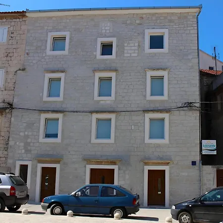 Leonarda Τρογκίρ