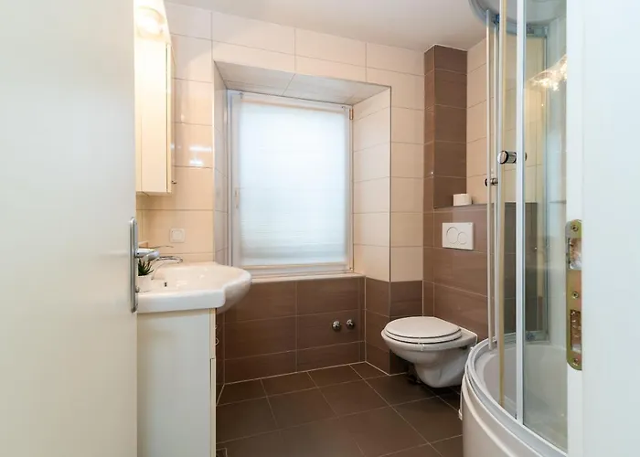 Leonarda * Τρογκίρ